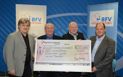 Spendenübergabe zweier Schiedsrichter im Namen aller bayerischen Schiedsrichter im Rahmen der Hochwasserkatastrophe an zwei Herren des Stiftungsvorstand der BFV-Sozialstiftung