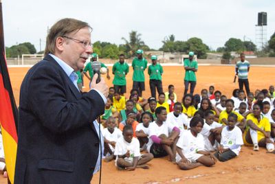 Projektbesuch in Mosambik 2018; Eröffnung und Einweihung des sanierten Sportplatzes des Vereins ADA (Associação Desportiva de Albazine); Rede Dr. Rainer Koch