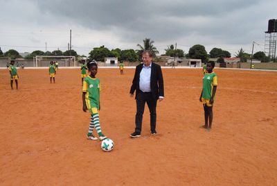Projektbesuch in Mosambik 2018; Eröffnung des sanierten Sportplatzes des Vereins ADA; Fußballspiel der Mädchenteams; symbolischer Anstoß mit Dr. Rainer Koch