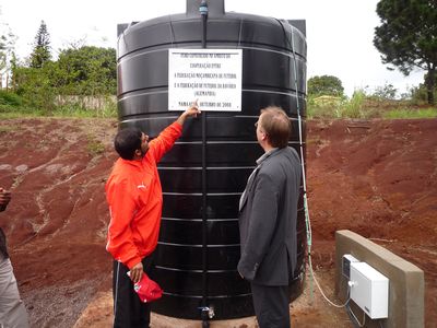 BFV-Präsident und Stiftungsratsvorsitzender Dr. Rainer Koch weiht neu erbauten Brunnen im Sportzentrum Namaacha ein