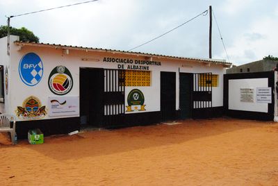 Projektbesuch in Mosambik 2018; Eröffnung und Einweihung des sanierten Sportplatzes des Vereins ADA (Associação Desportiva de Albazine); Vereinsheim; BFV-Sozialstiftung