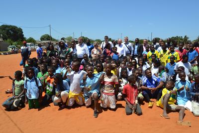 BFV-Präsident Koch inmitten einer Vielzahl mosambikanischer Kinder und Jugendlicher