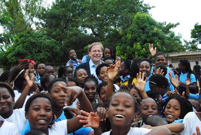 Projektbesuch in Mosambik 2018; BFV-Sozialstiftung; Besuch der Schule Escola Primaria de Albazine; Stiftungsratsvorsitzender Dr. Rainer Koch inmitten von mosambikanischen Schülern